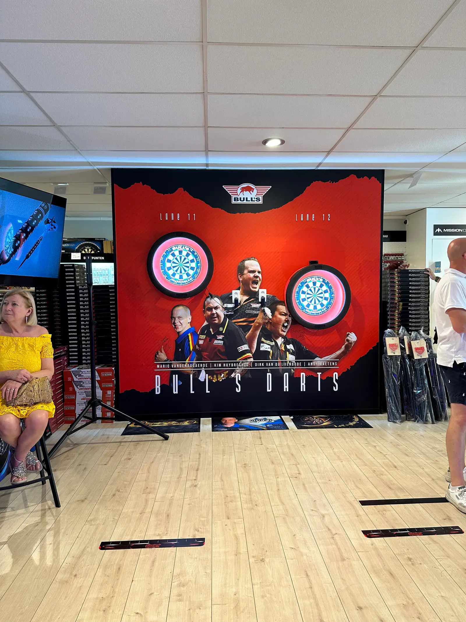 Bedrukt behang met dartthema als blikvanger in een dartszaak
