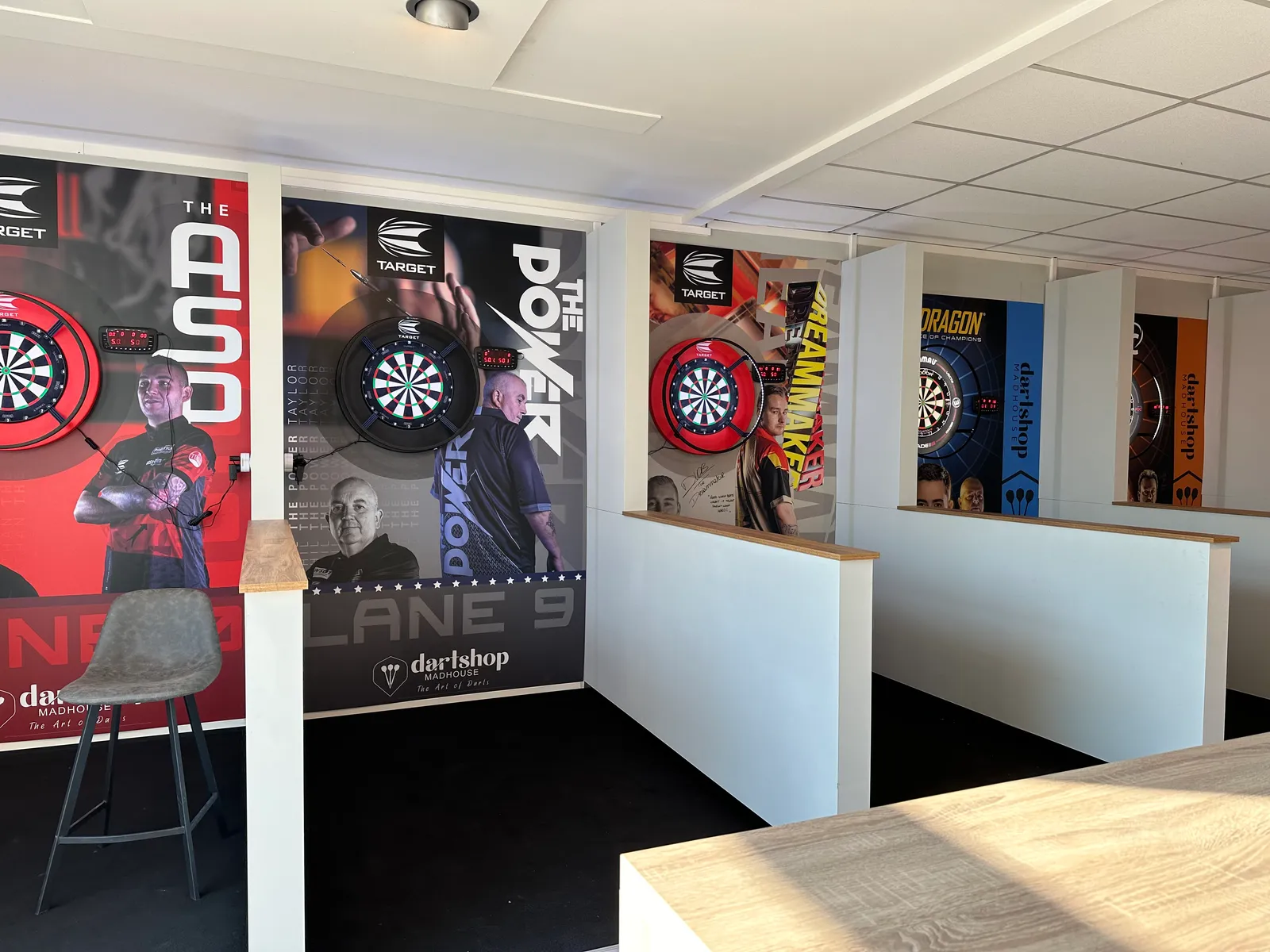 Bedrukte forexborden als wanddecoratie in een dartszaak