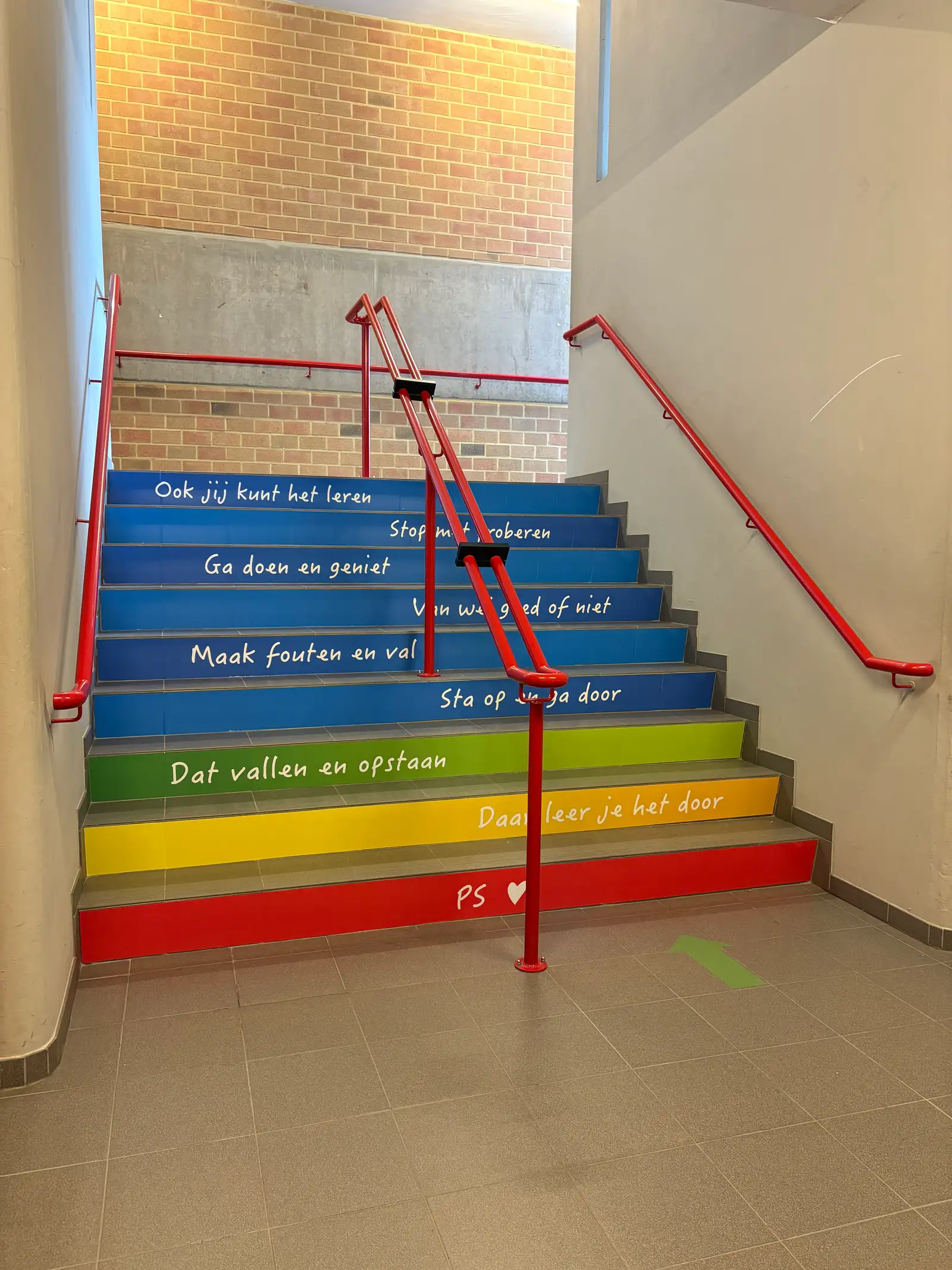 Traptreden met kleurrijke bestickering en motiverende teksten