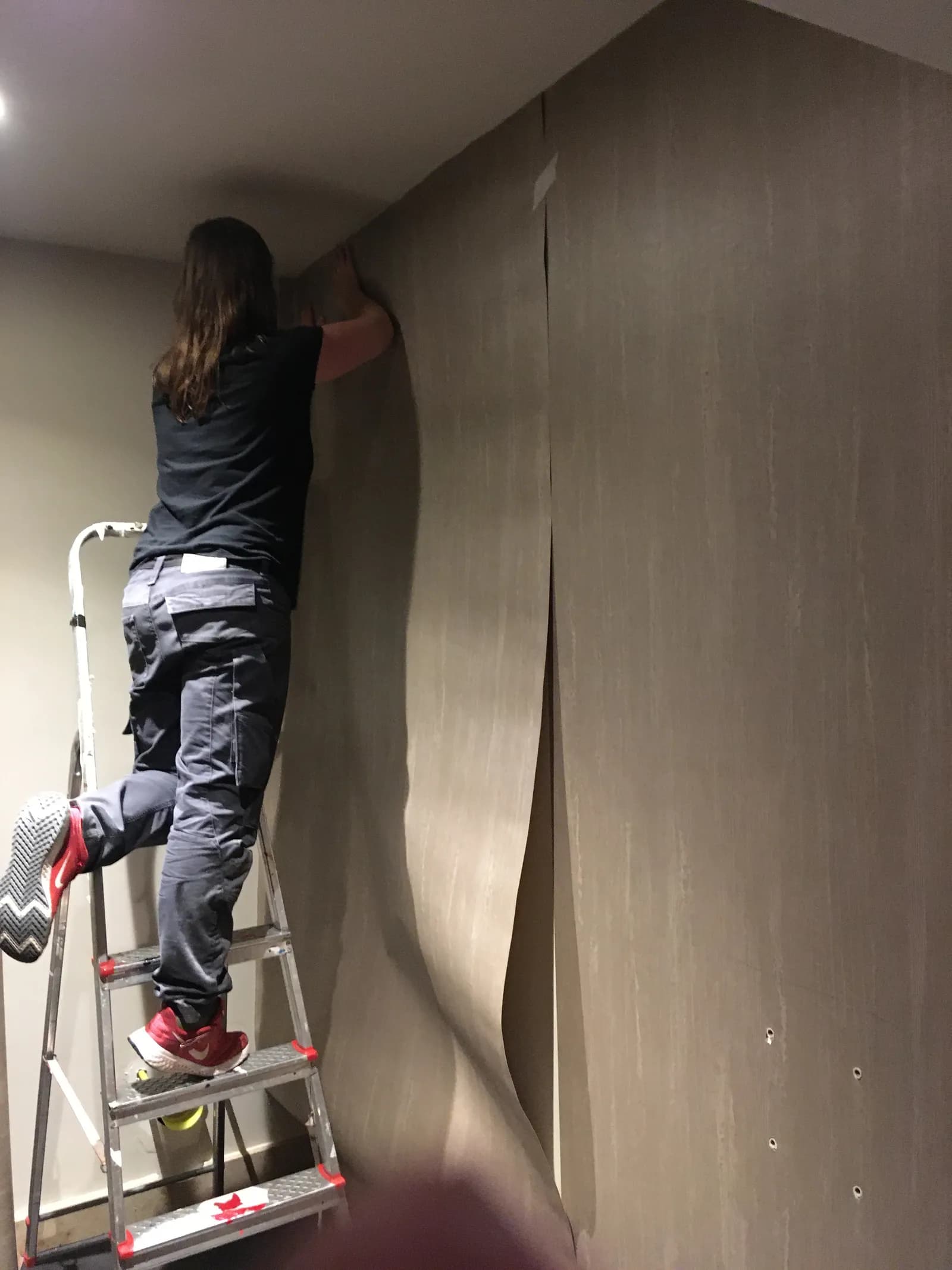 Aanbrengen van murenfolie in een sanitaire ruimte tijdens de montage