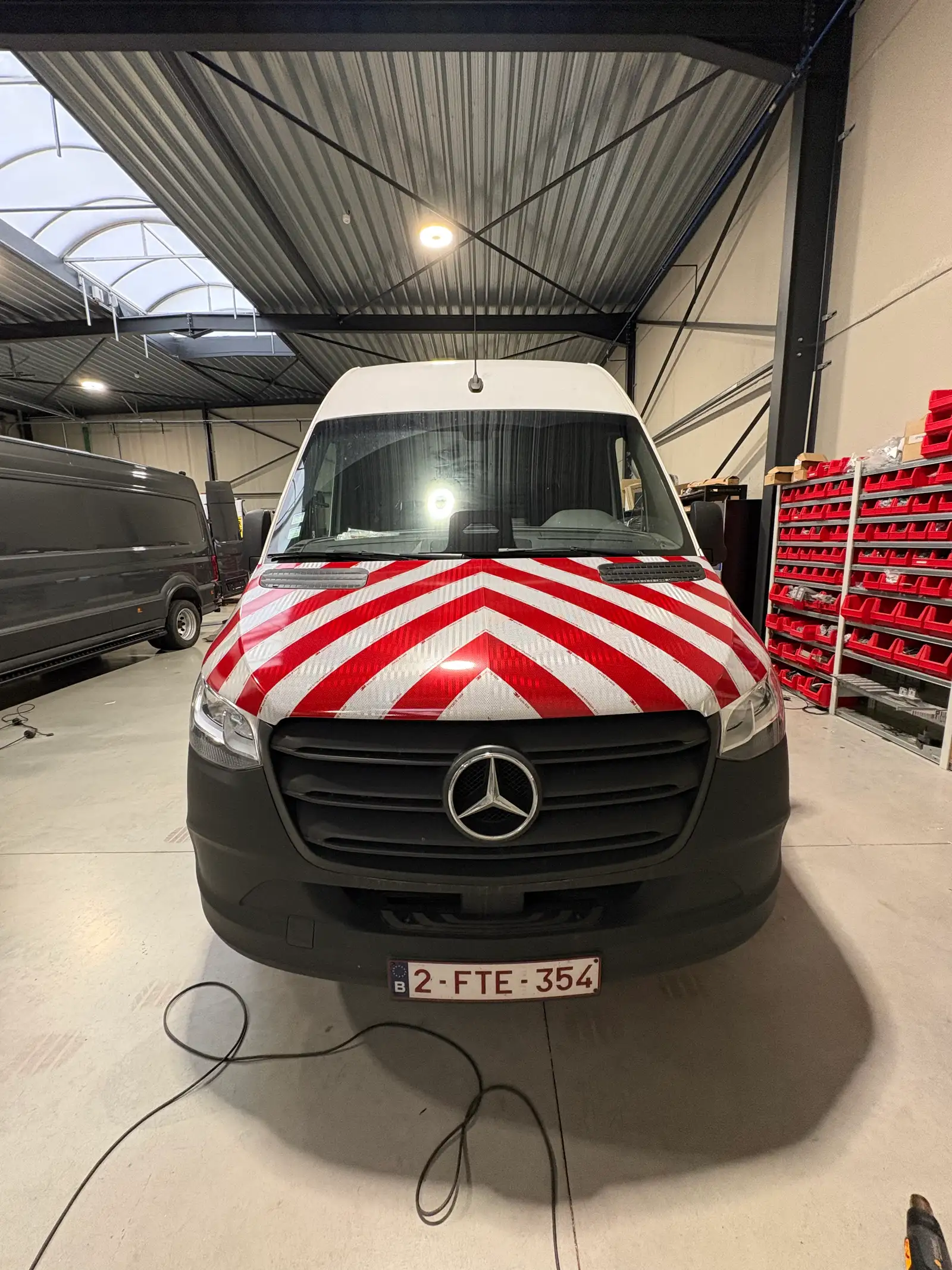 Motorkap van een bestelwagen volledig voorzien van reflecterende rood-witte chevronfolie