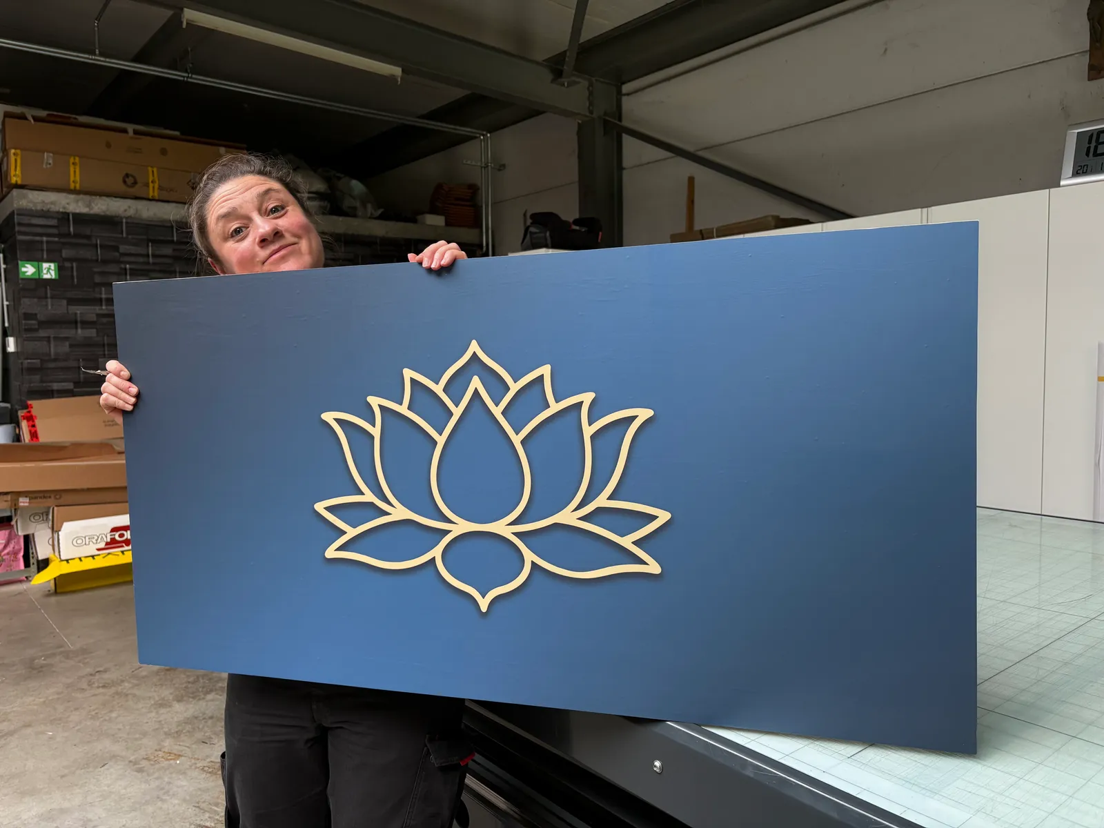 Vers geprint mat forexbord met goudkleurig logo in het atelier