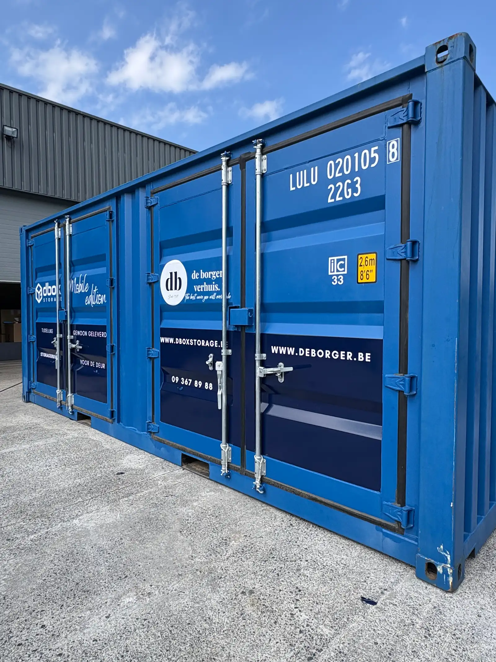Blauwe opslagcontainers met witte huisstijlbelettering