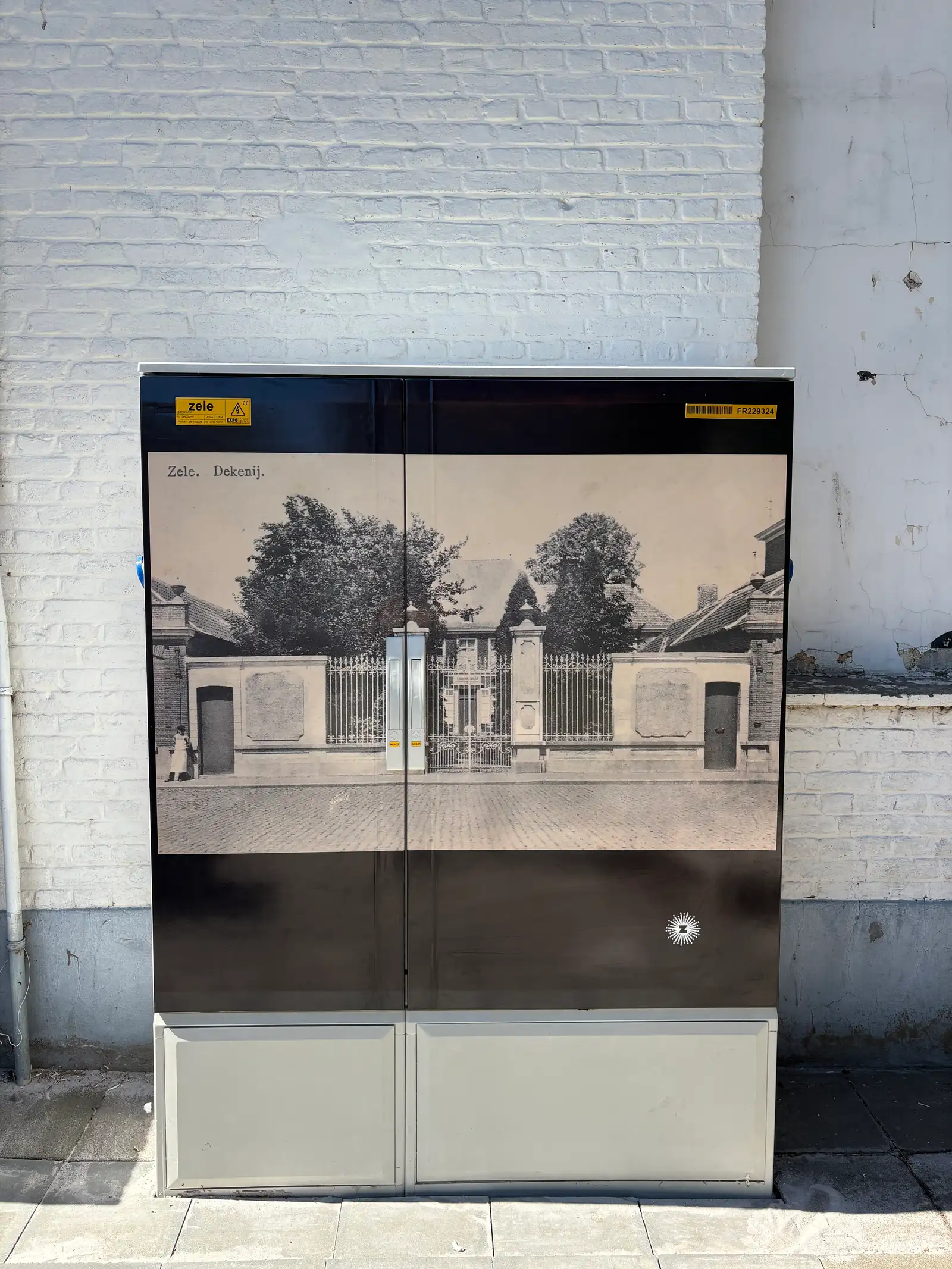 Elektriciteitskast beplakt met een historische fotoprint, tweede locatie