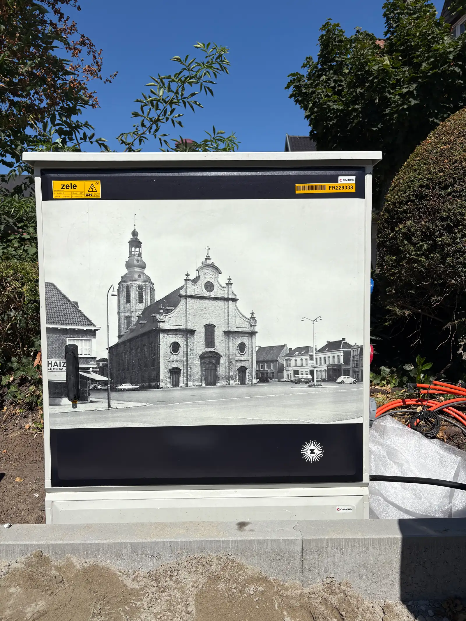 Elektriciteitskast gewrapt met een historische dorpsfoto in het straatbeeld