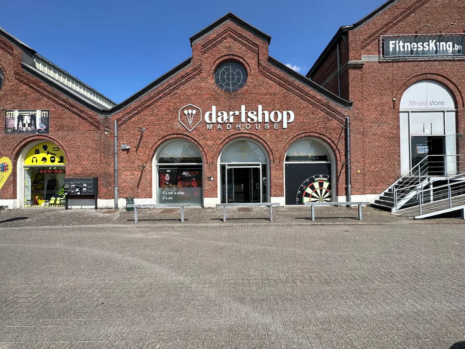 Winkelsite met gefreesde dibond-letters op de gevel, breed aanzicht