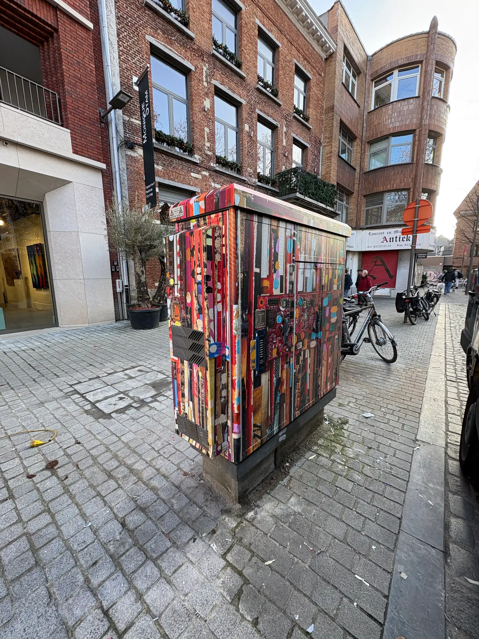 Elektriciteitskast in de stad gewrapt met kleurrijk kunstmotief
