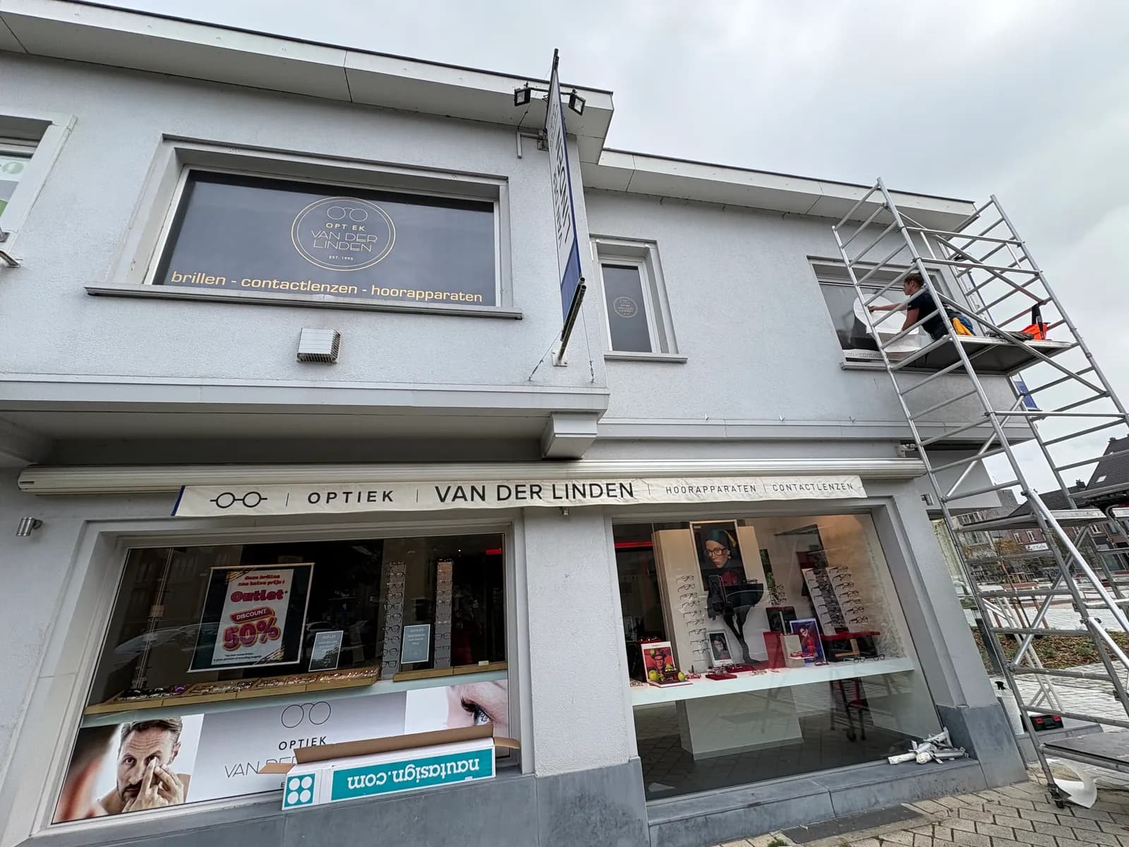 Winkelpui met bedrukte doorkijkfolie op de bovenramen