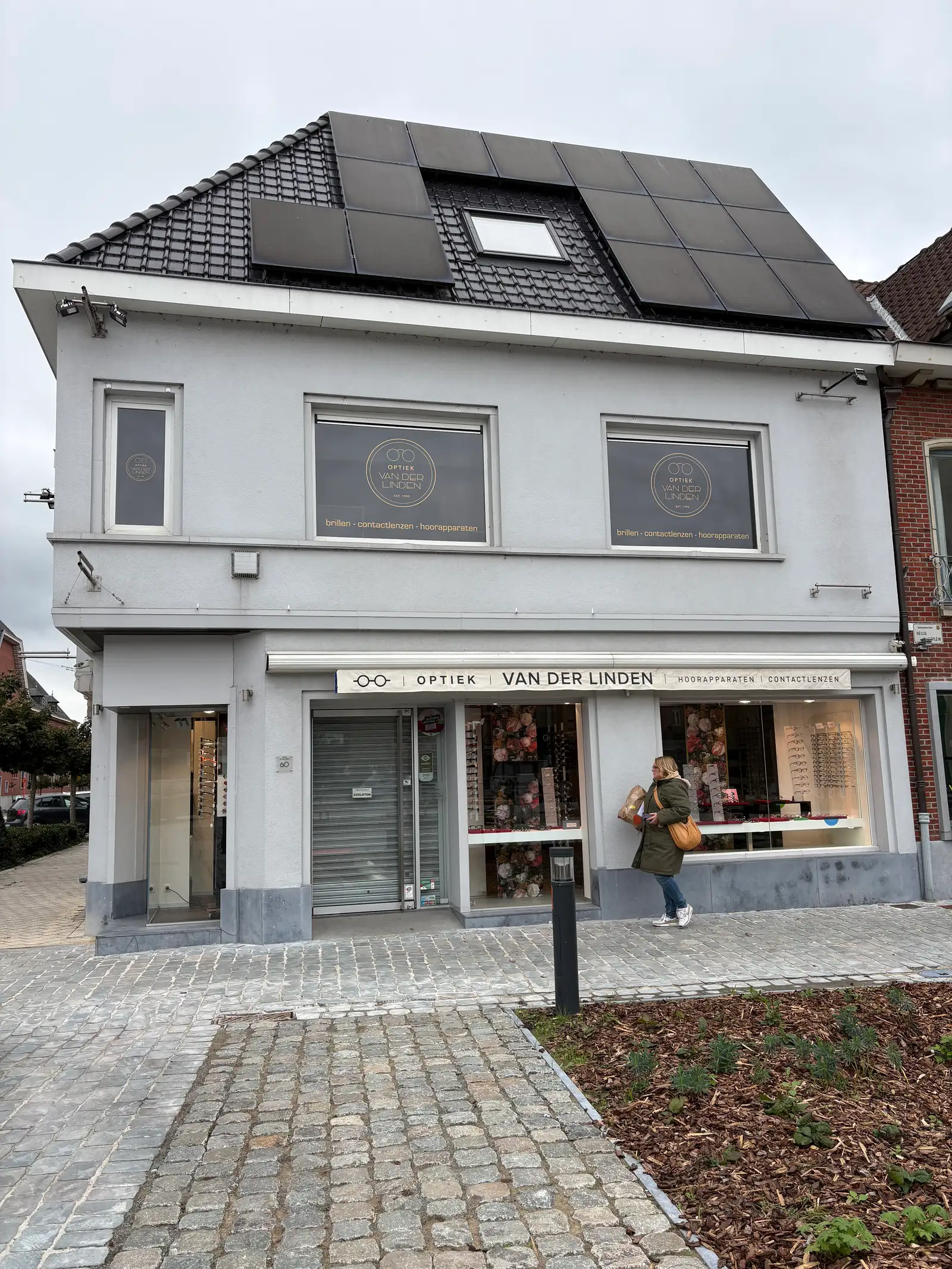Gevel met doorkijkfolie op de ramen, gezien vanaf de straat