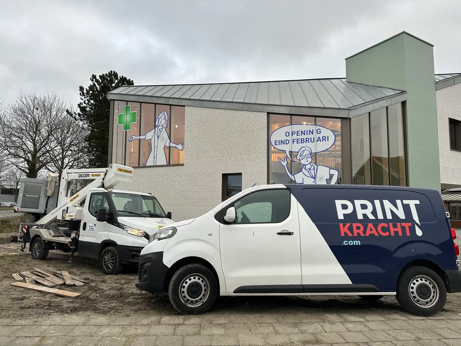 Beletterde apotheekgevel met de Printkracht-camionette ervoor