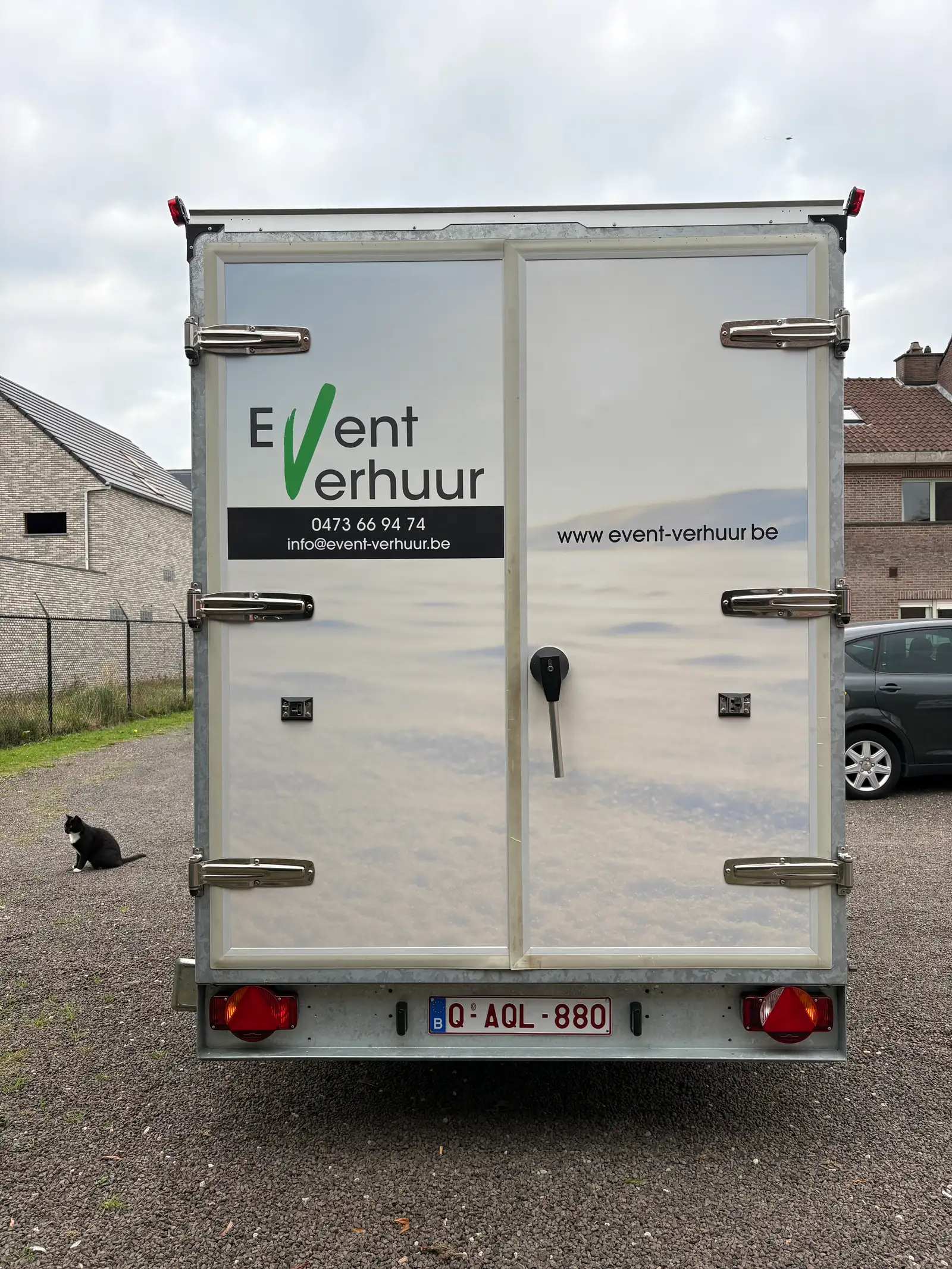 Voertuigbelettering aanhangwagen achterkant lokeren