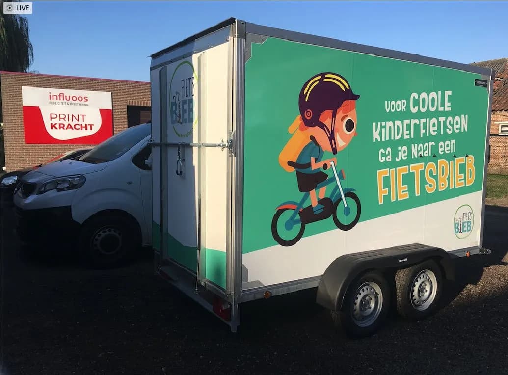 Aanhangwagen met kleurrijke fullcolor bestickering met illustratie