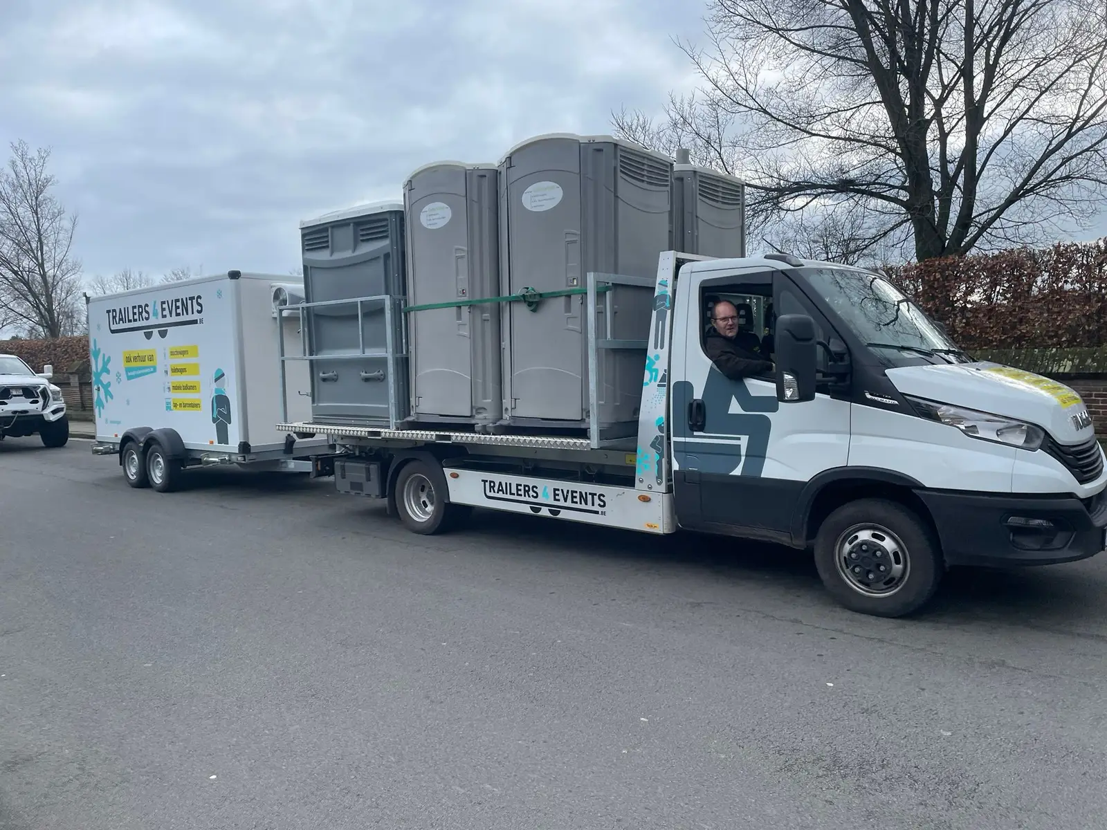 Voertuigbelettering camion aanhangwagen wc reclamestickers lokeren