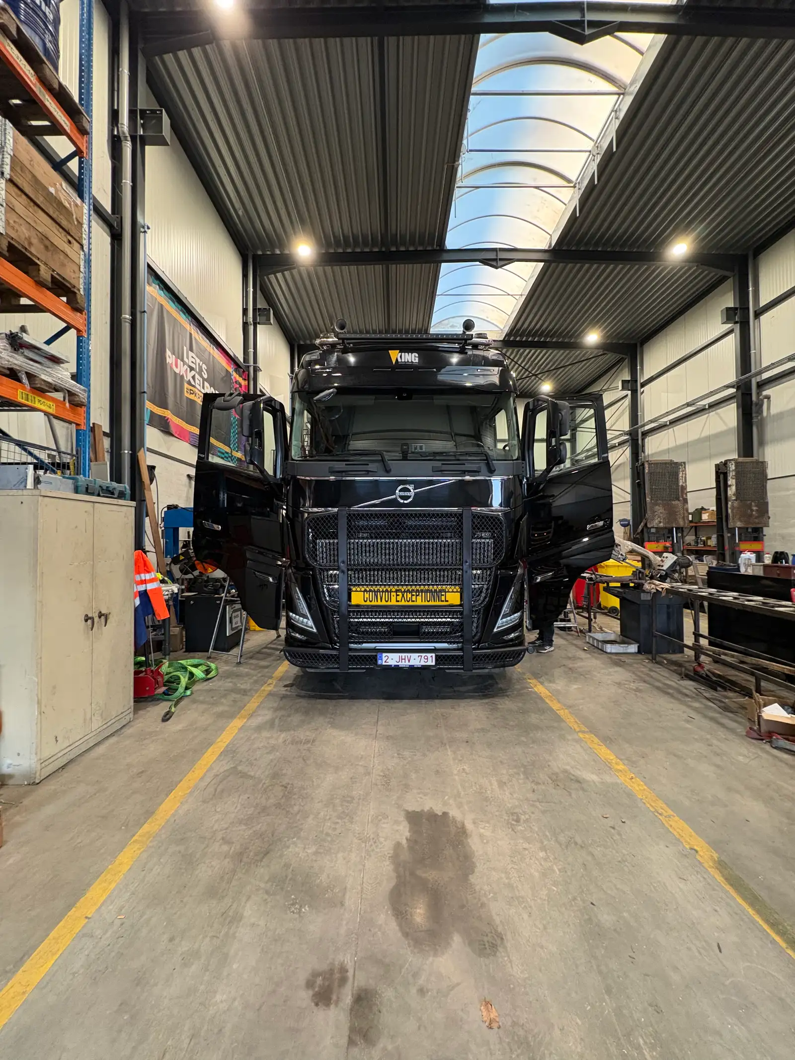 Voertuigbelettering camion cabine fullwrap startkleurzwart naar wit zele 2