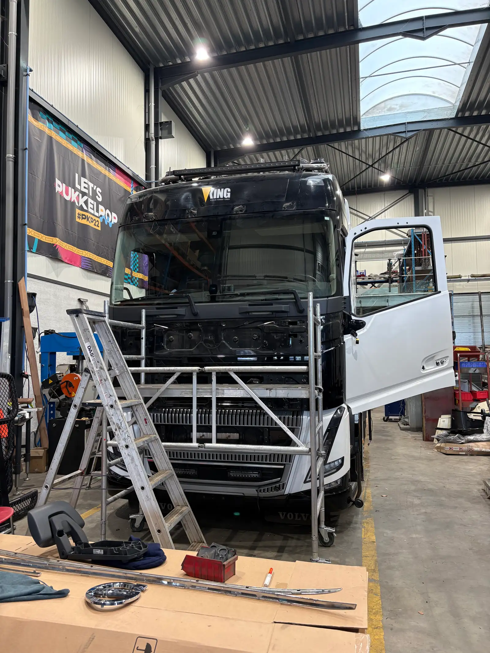 Voertuigbelettering camion cabine fullwrap startkleurzwart naar wit zele 3