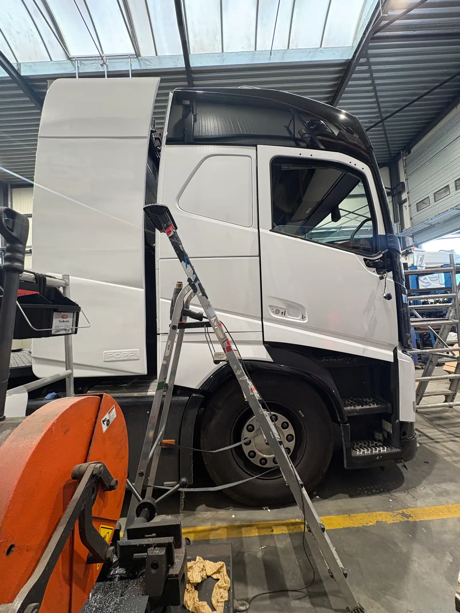 Voertuigbelettering camion cabine fullwrap startkleurzwart naar wit zele 4