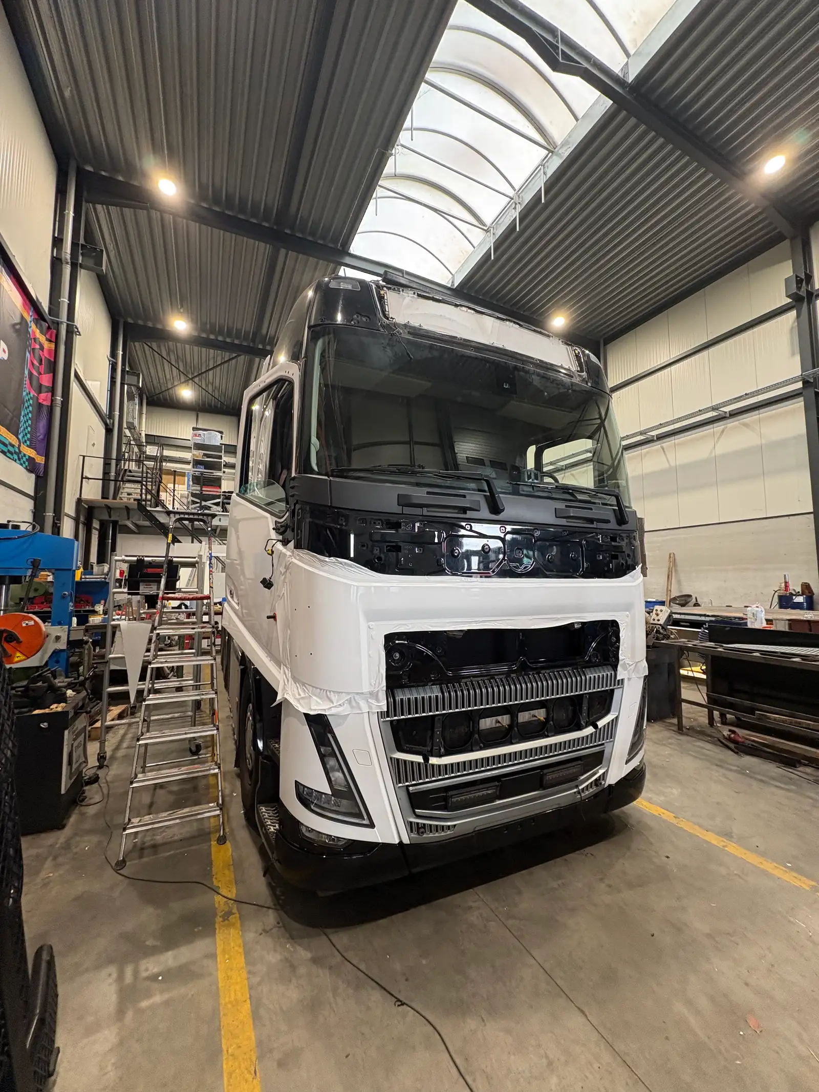 Voertuigbelettering camion cabine fullwrap startkleurzwart naar wit zele 5
