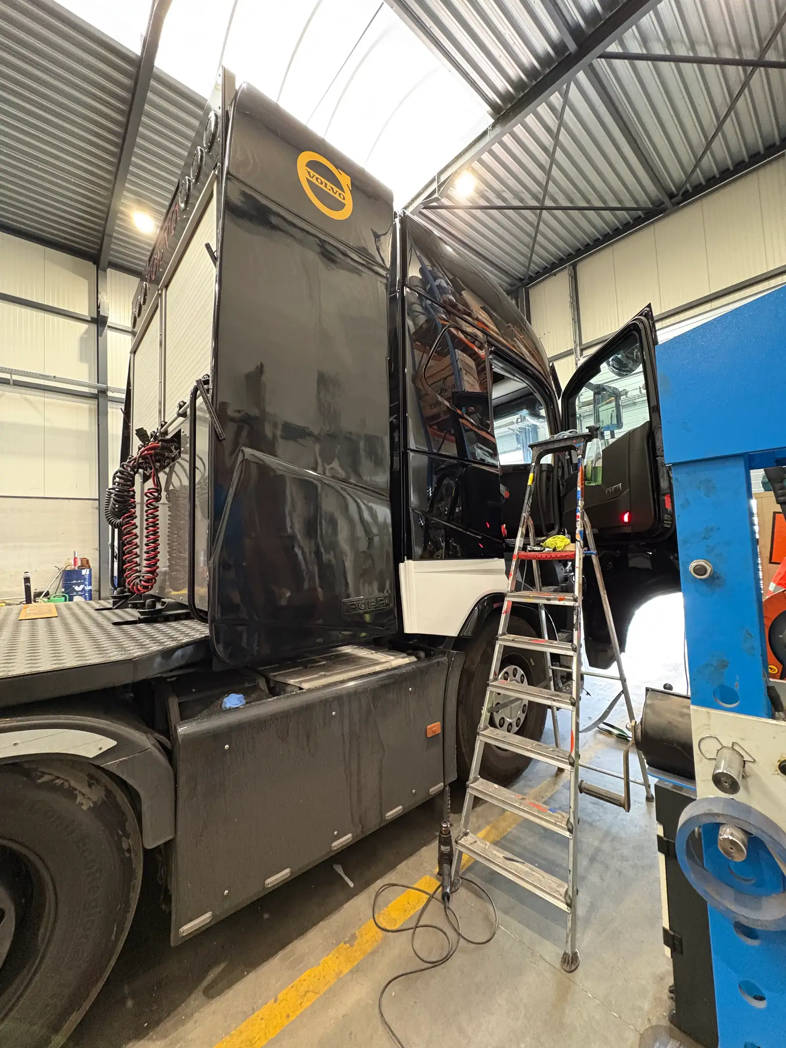 Voertuigbelettering camion cabine fullwrap startkleurzwart naar wit zele