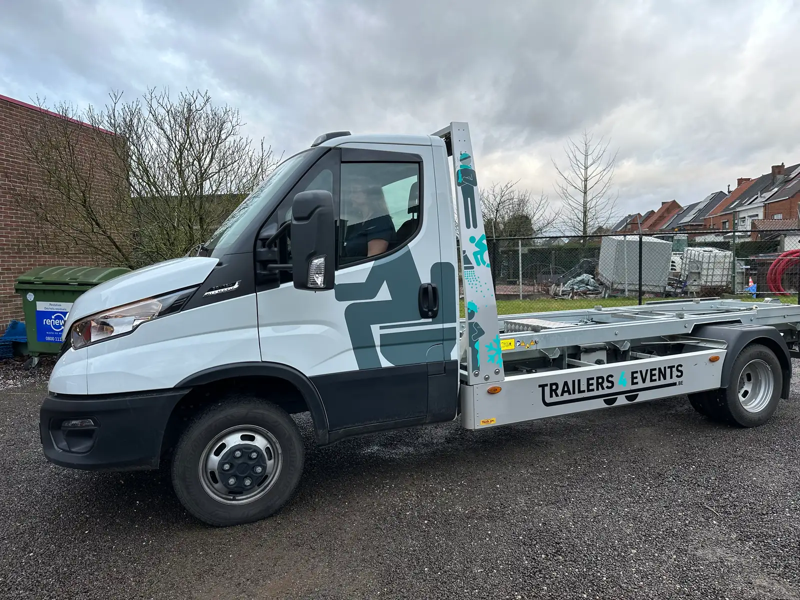 Voertuigbelettering camion reclamestickers wc zijkant lokeren