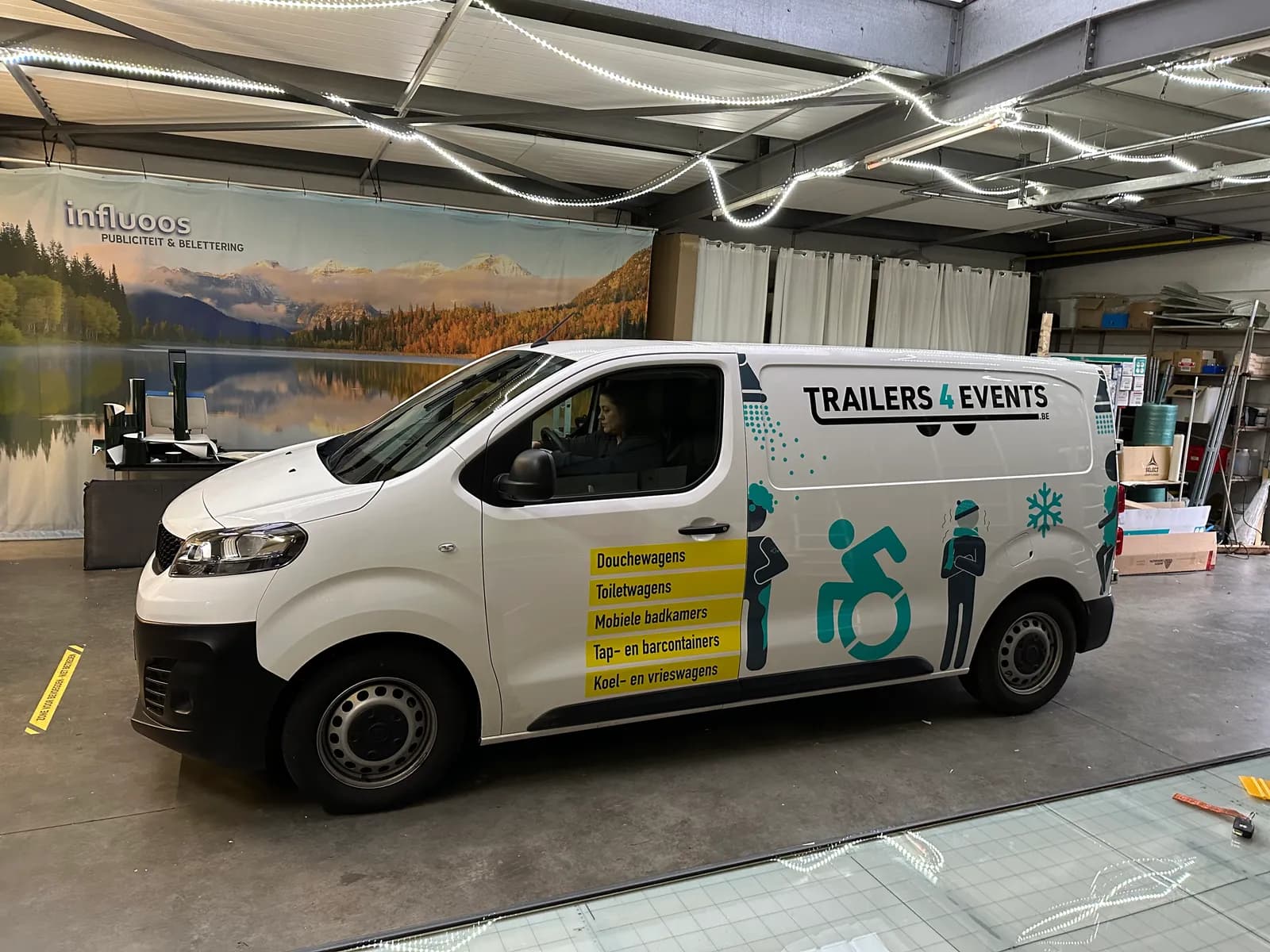 Voertuigbelettering camionette achterkant printstickers zijkant lokeren