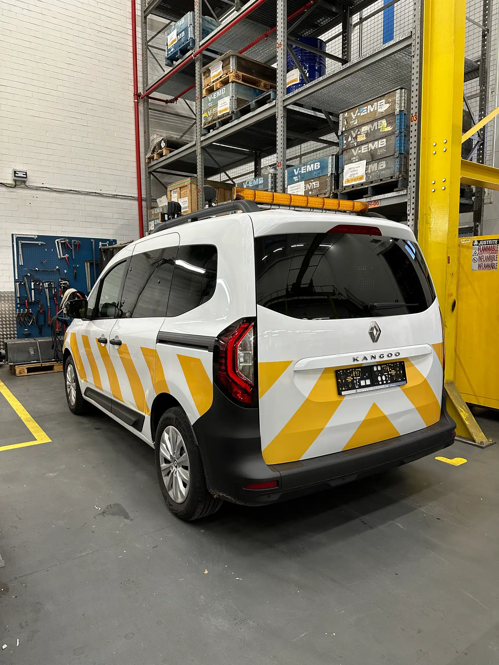 Bestelwagen met wit-gele reflecterende striping, achteraanzicht