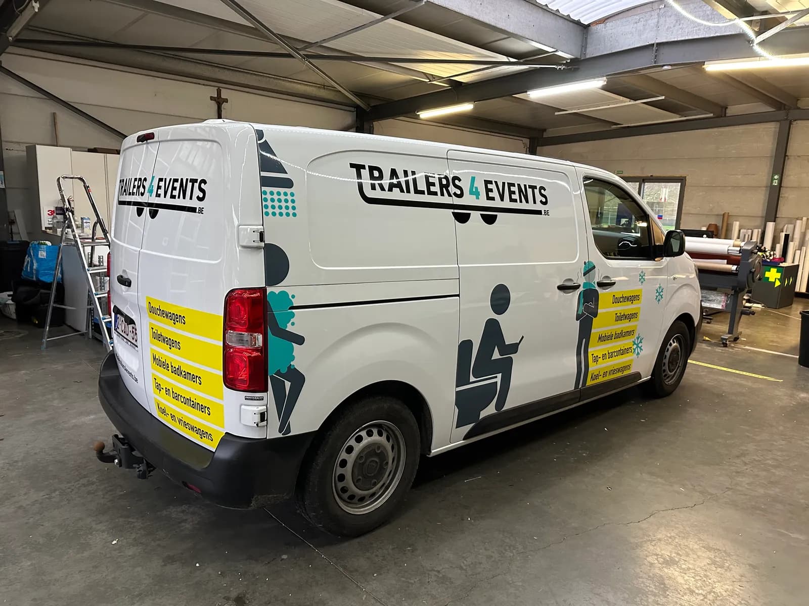 Voertuigbelettering camionette zijkant geel printstickers wc douche lokeren