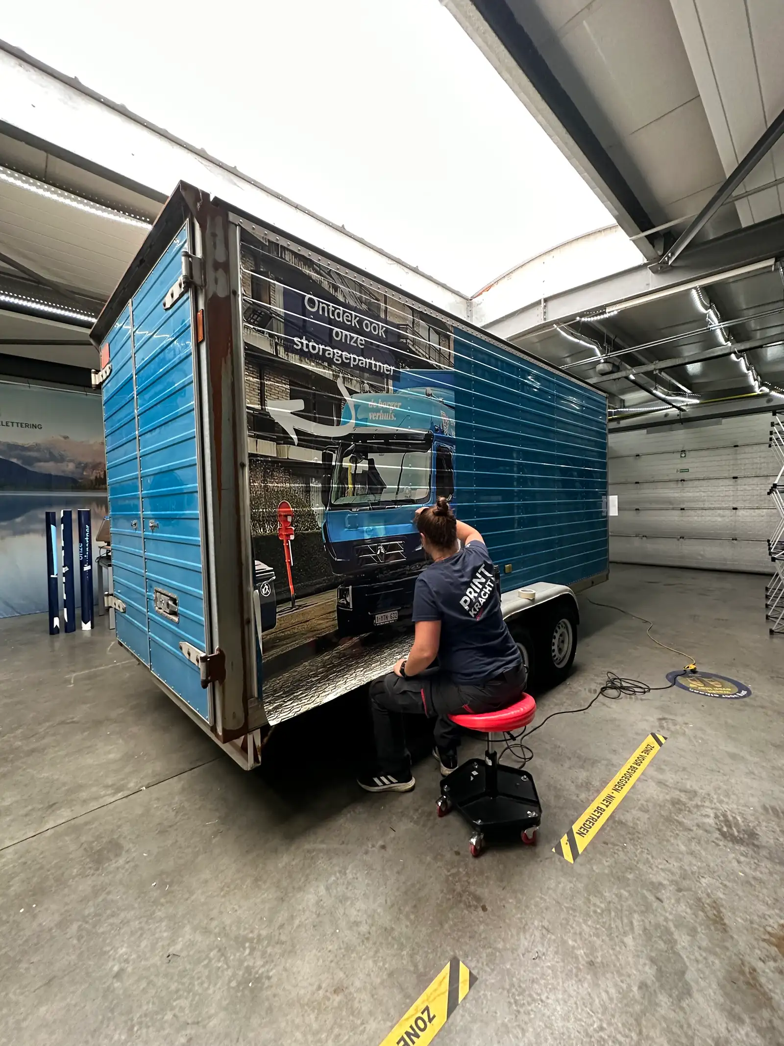 Voertuigbelettering fullcolorprint aanhangwagen met noppen berlare 1