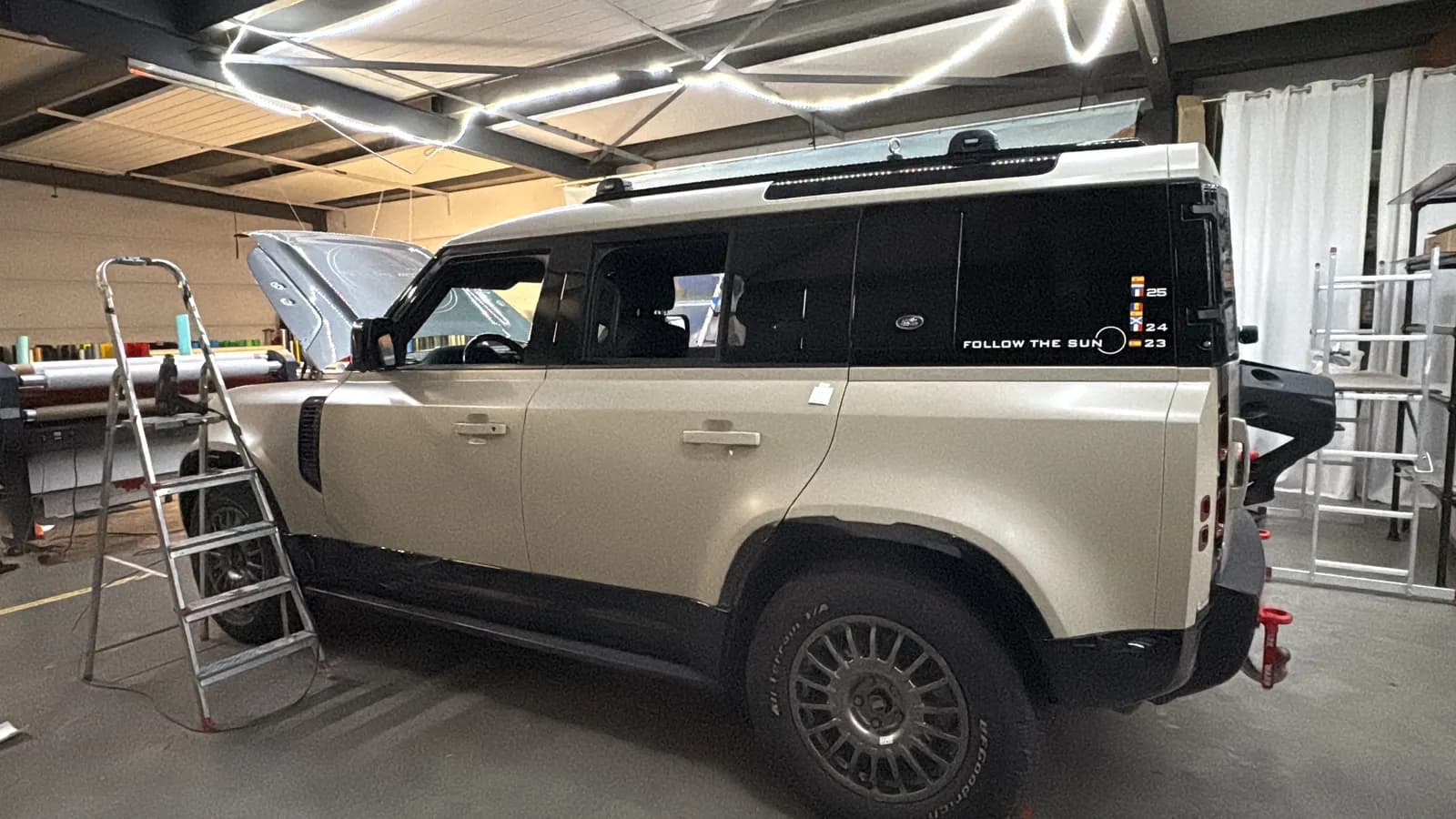 Voertuigbelettering fullwrap defender vangrijs naar sand lokeren 1