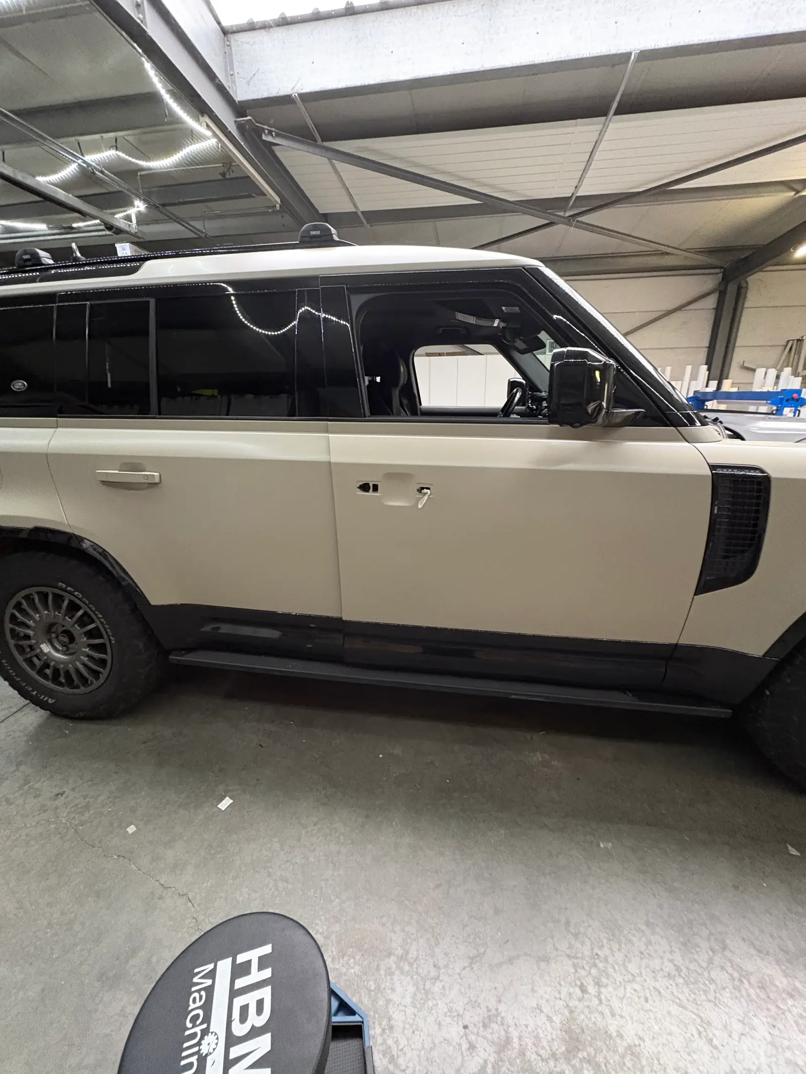 Voertuigbelettering fullwrap defender vangrijs naar sand lokeren 2