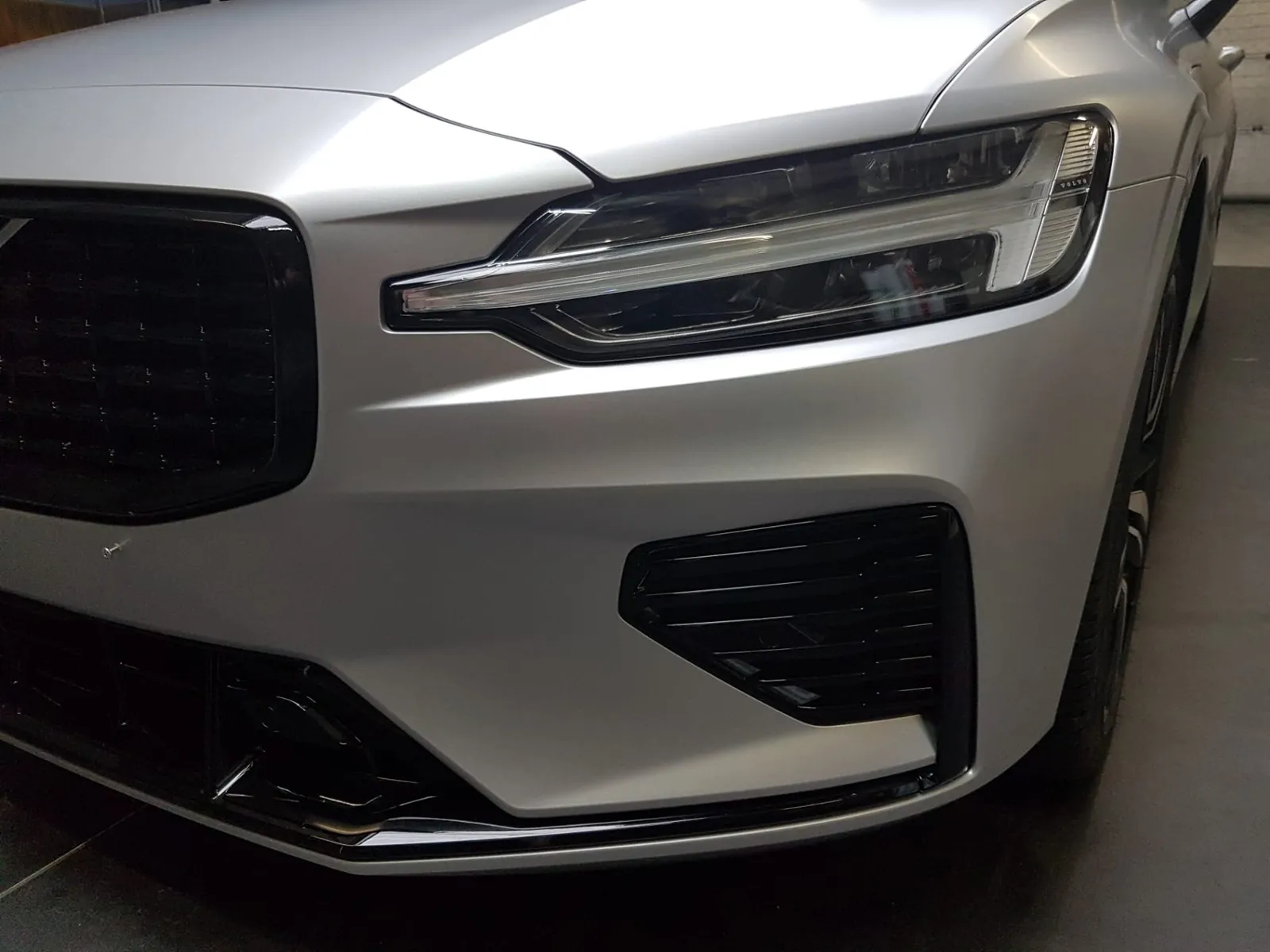 Voertuigbelettering fullwrap van zwart naar matzilver lokeren 1