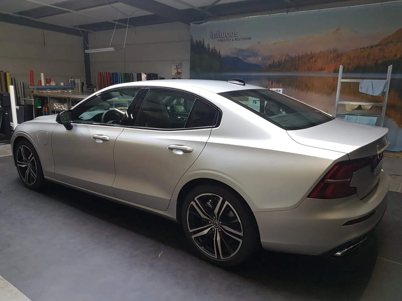 Voertuigbelettering fullwrap van zwart naar matzilver lokeren volvo