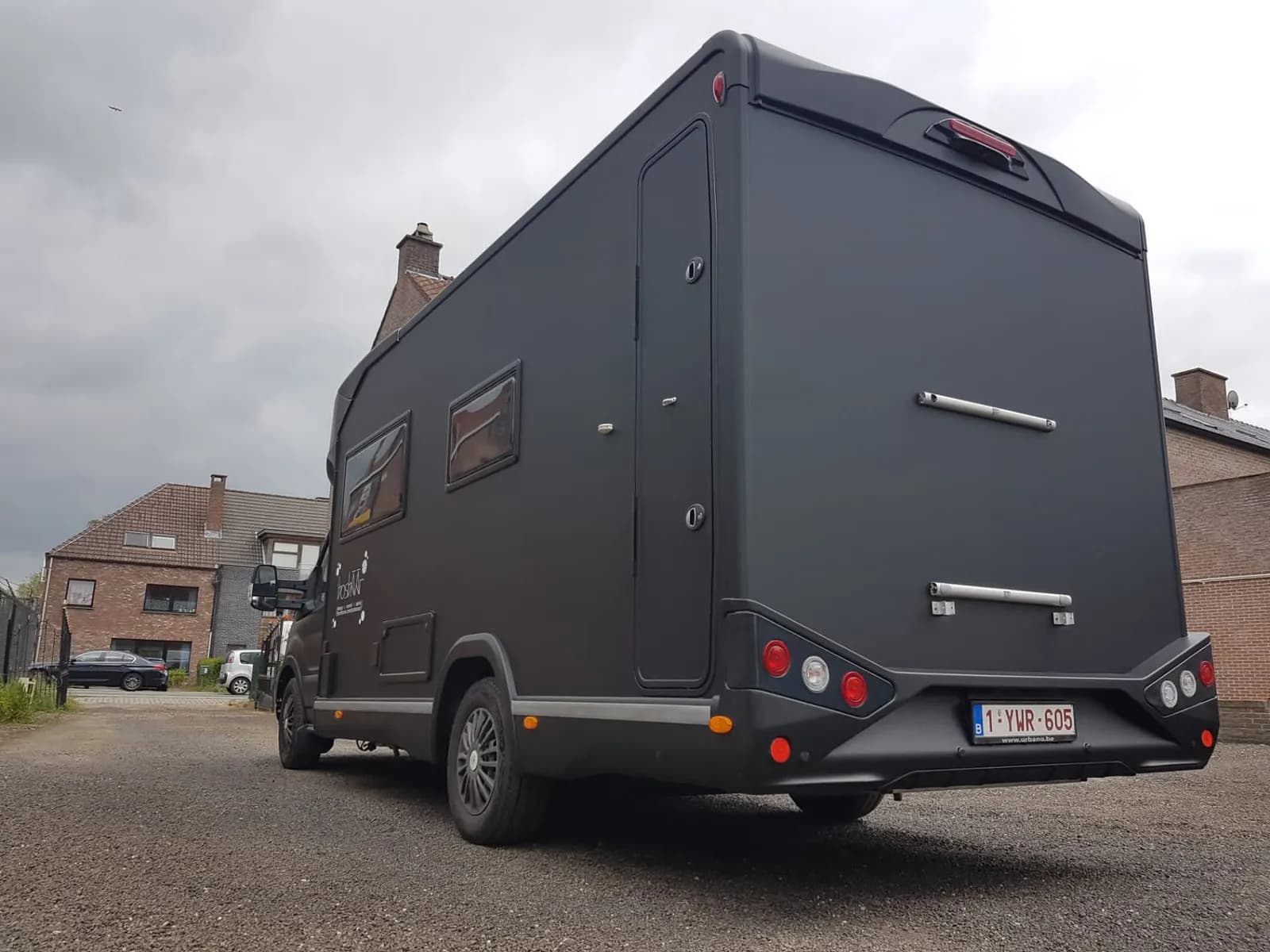 Mobilhome gewrapt van wit naar matzwart, achteraanzicht buiten