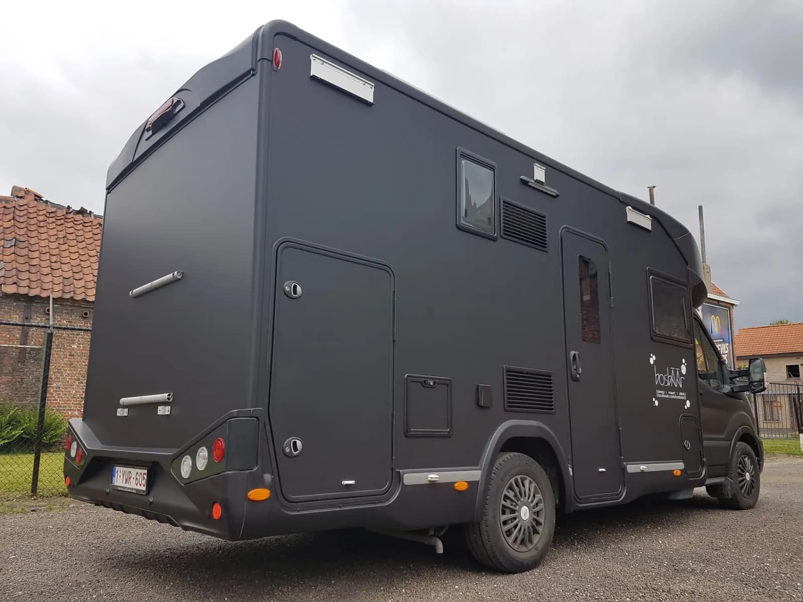 Voertuigbelettering mobilhome van wit naar matzwart lokeren 3
