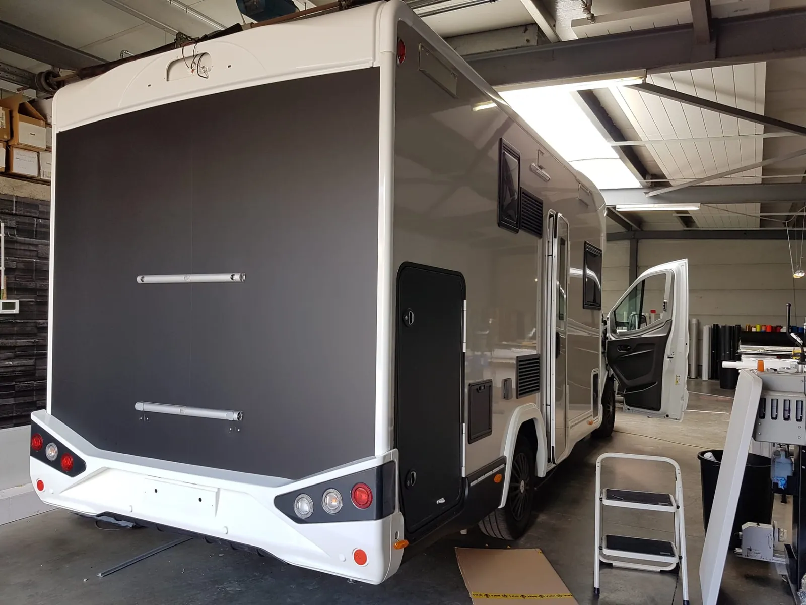 Voertuigbelettering mobilhome van wit naar matzwart lokeren