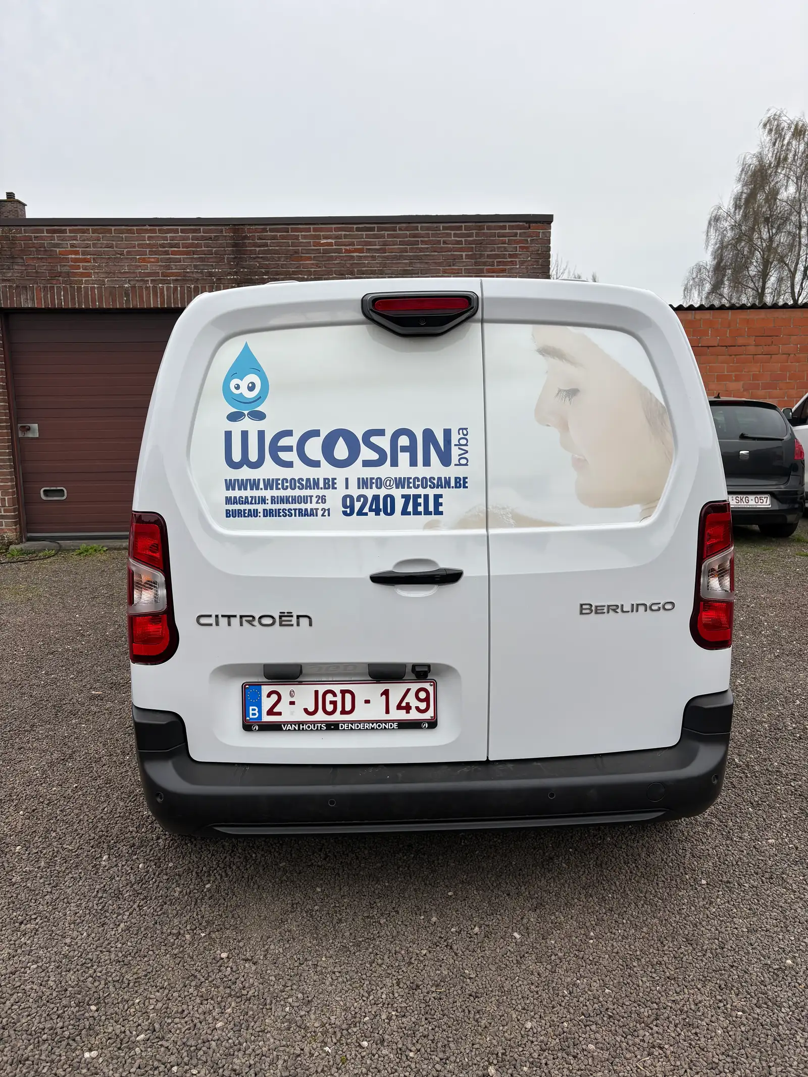Voertuigbelettering sanitair verhuur camionette zele 2