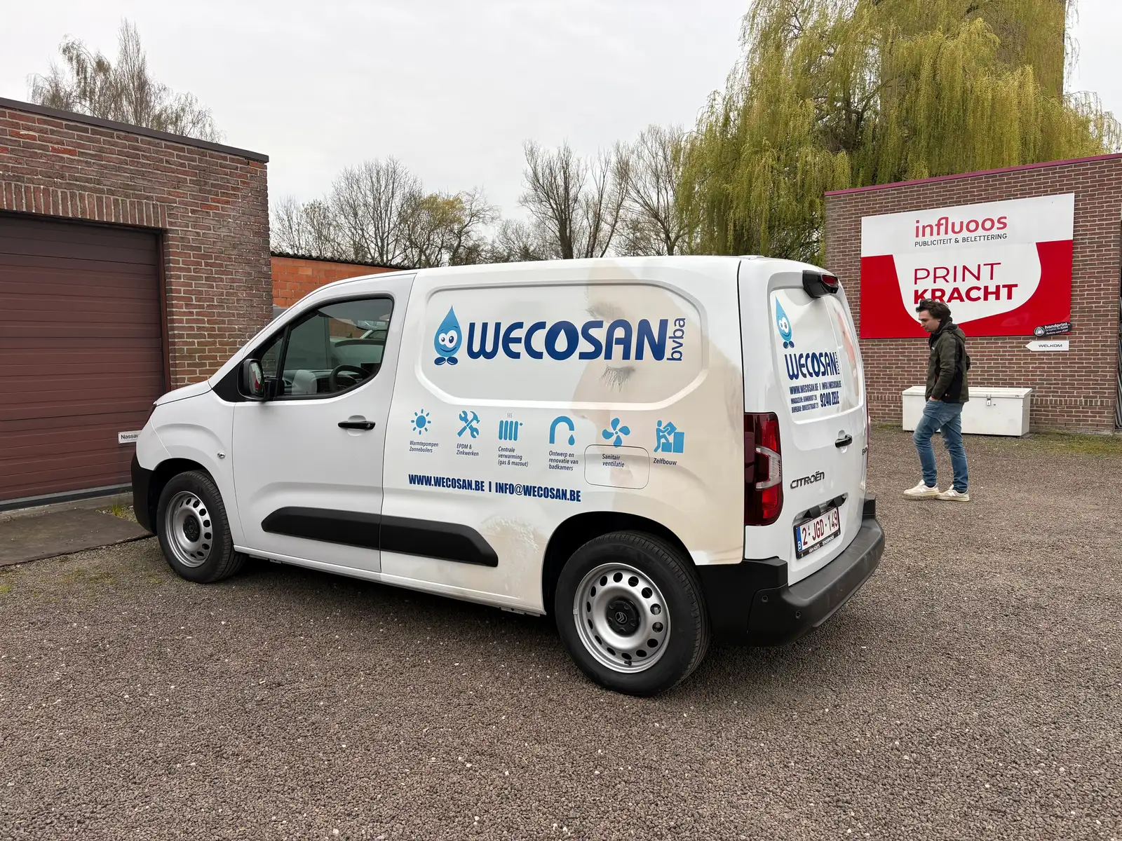 Voertuigbelettering sanitair verhuur camionette zele