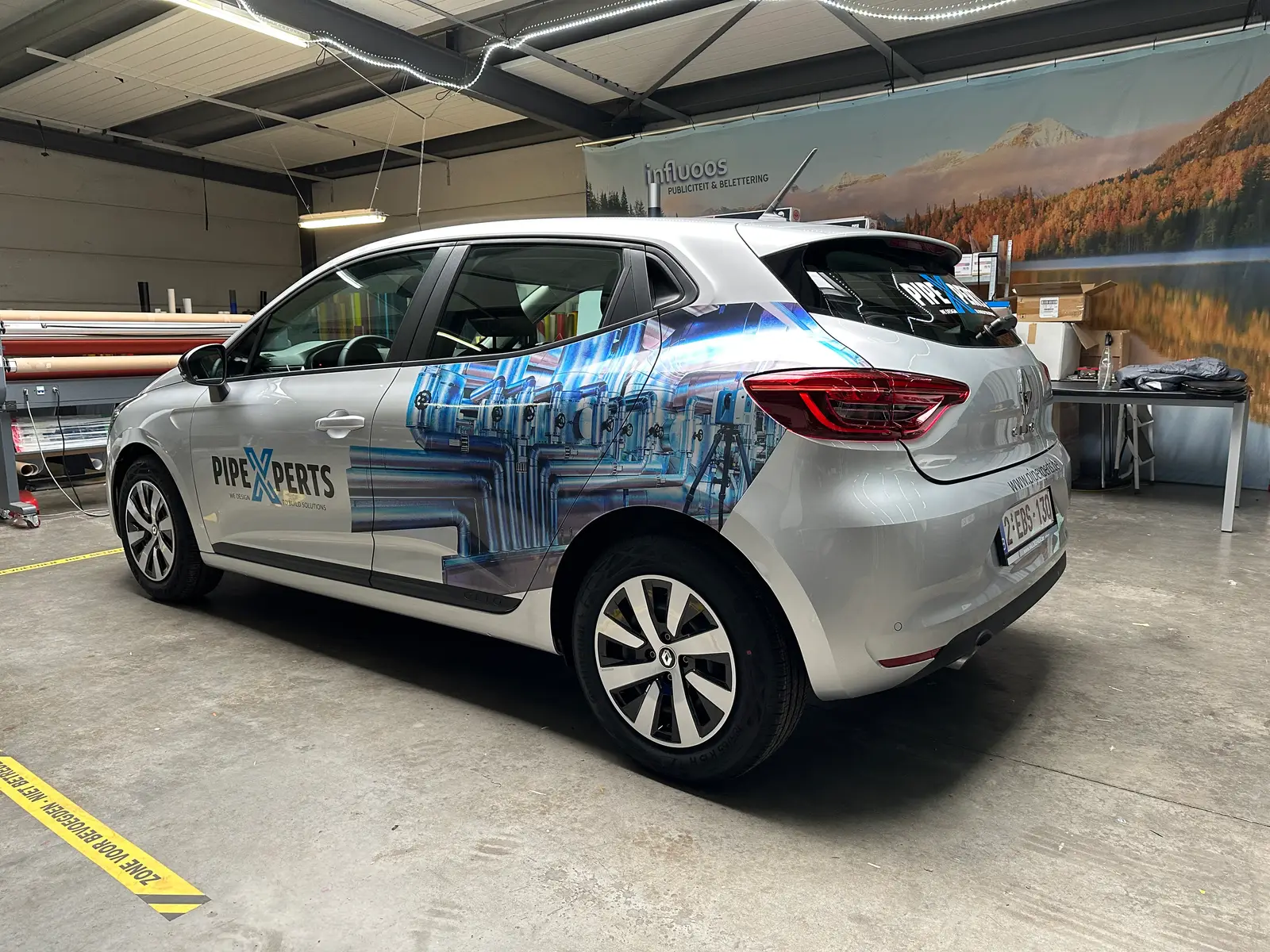 Zilvergrijze wagen met fullcolor printaccenten in 3M-folie