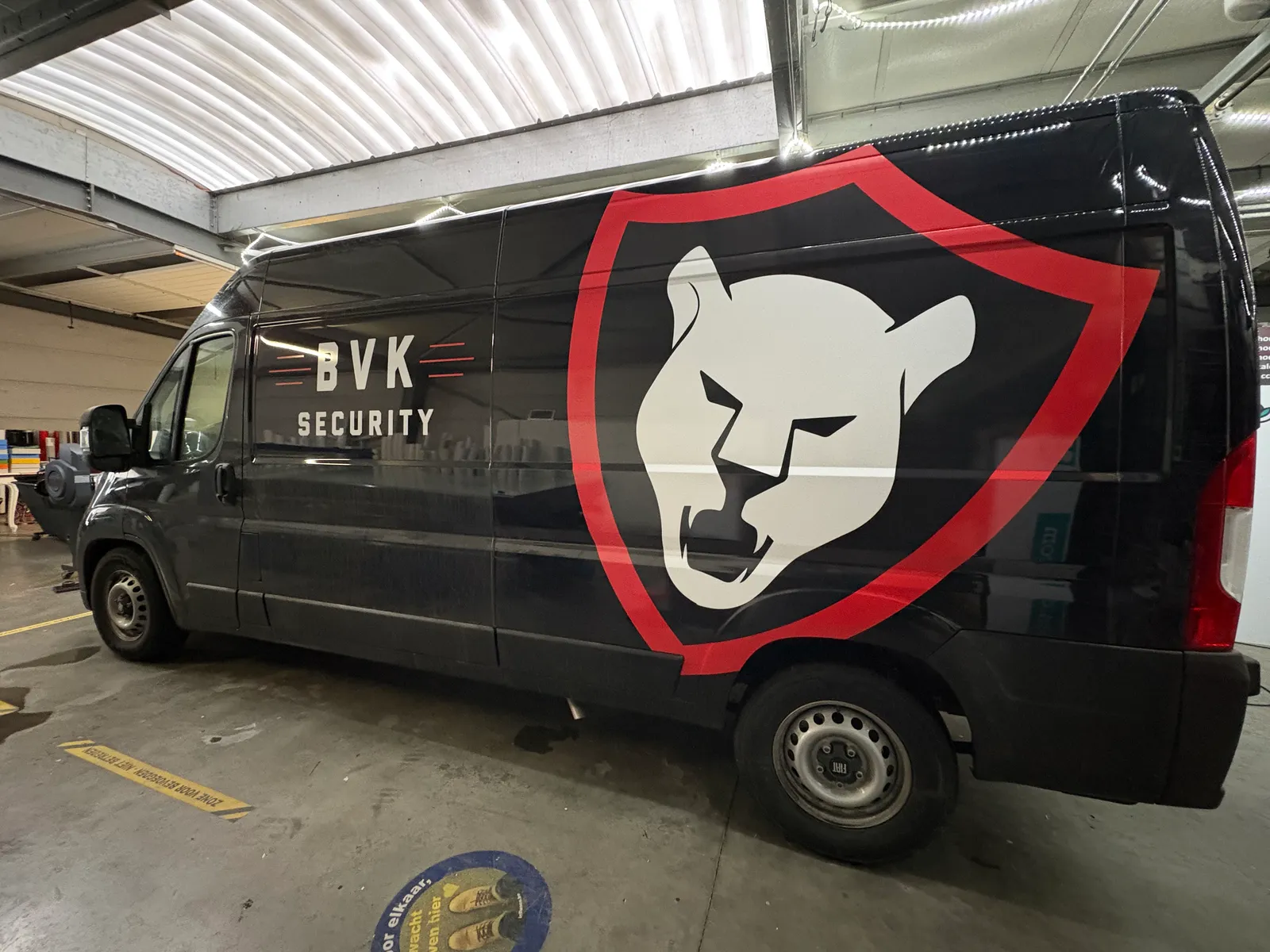 Contourgesneden printstickers met dierenontwerp op een donkere bestelwagen
