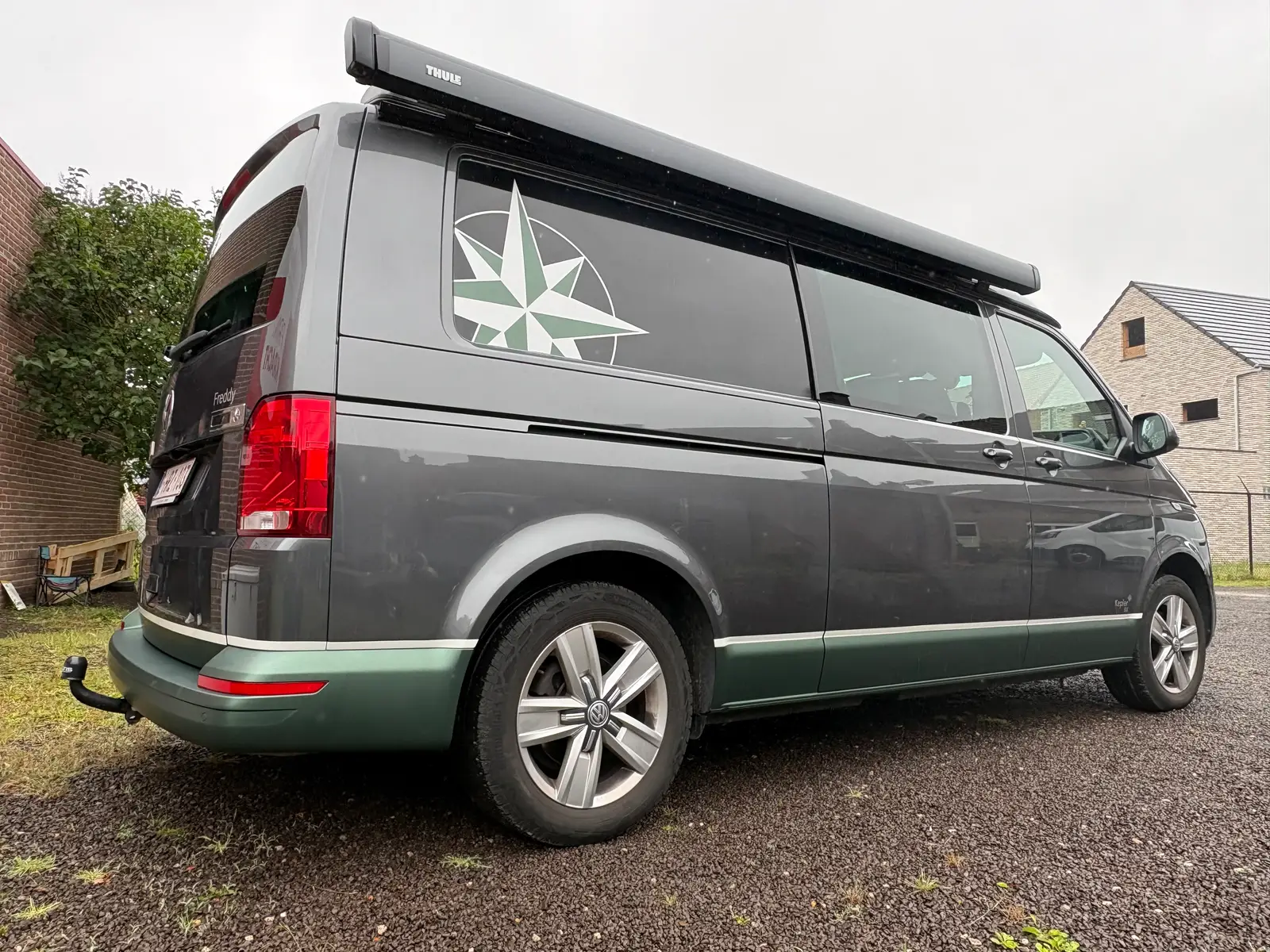 Campervan in pine green wrap met opgezet slaapdak