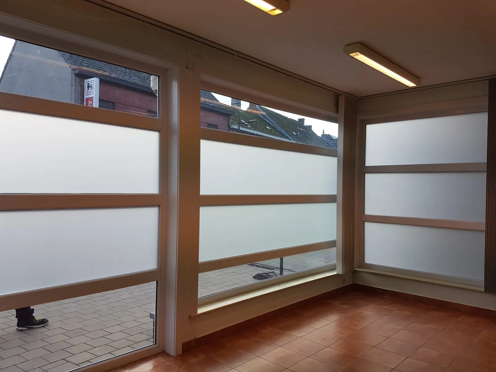 Raamdecoratie in matte zandstraalfolie op een raampartij