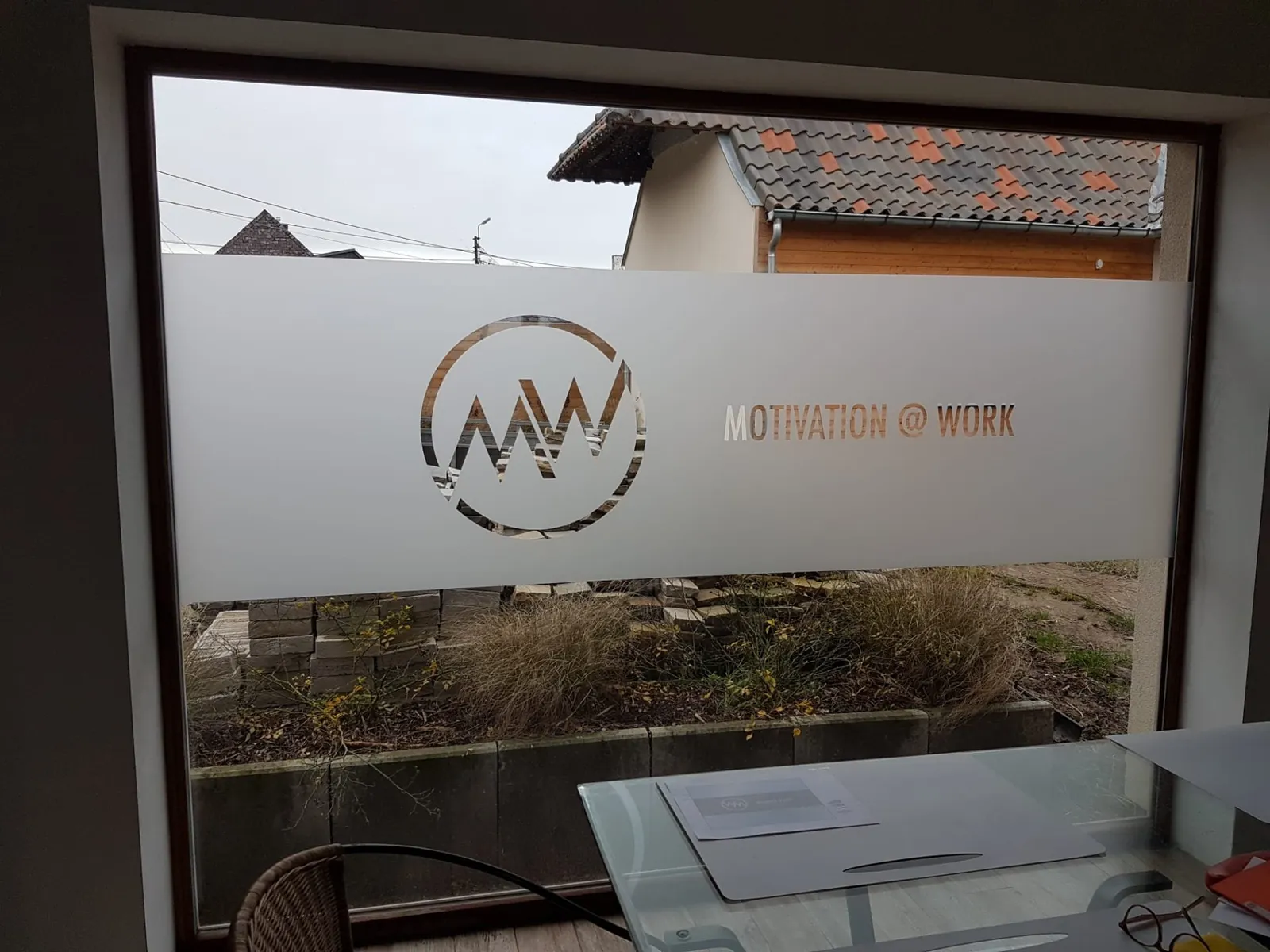 Zandstraalfolie op een kantoorraam met uitgesneden tekst: privacy en belettering in één