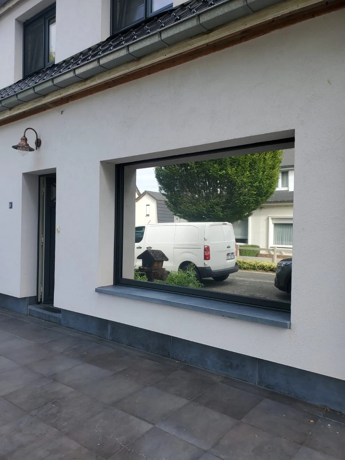 Woning met spiegelende zonwerende folie op het leefruimte-raam