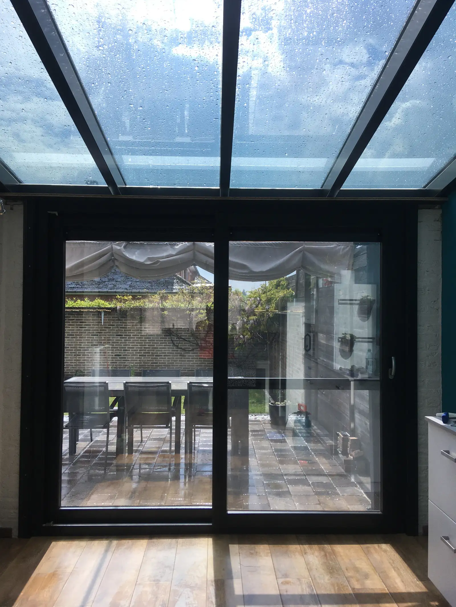 Veranda met zonwerende folie op het glazen dak